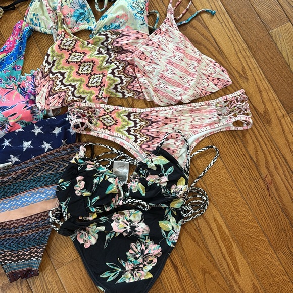 Surf 🏄♀️ brand swim bikinis Iot - Picture 4 of 5